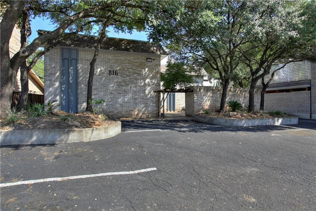 Primary Photo - 816 W N Loop Blvd