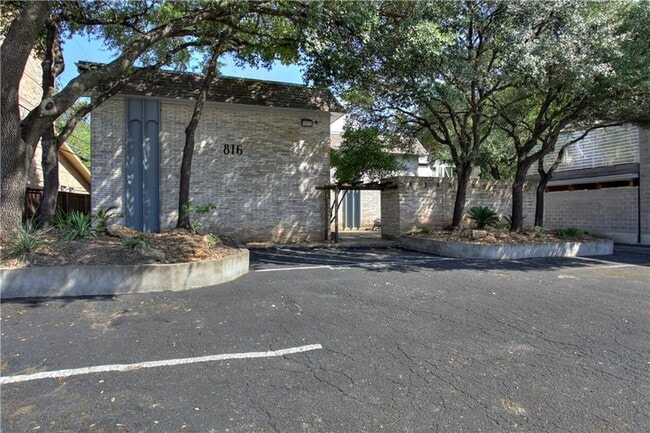 Foto del edificio - 816 W N Loop Blvd