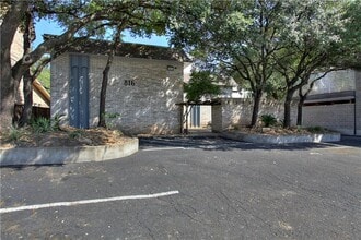 Building Photo - 816 W N Loop Blvd