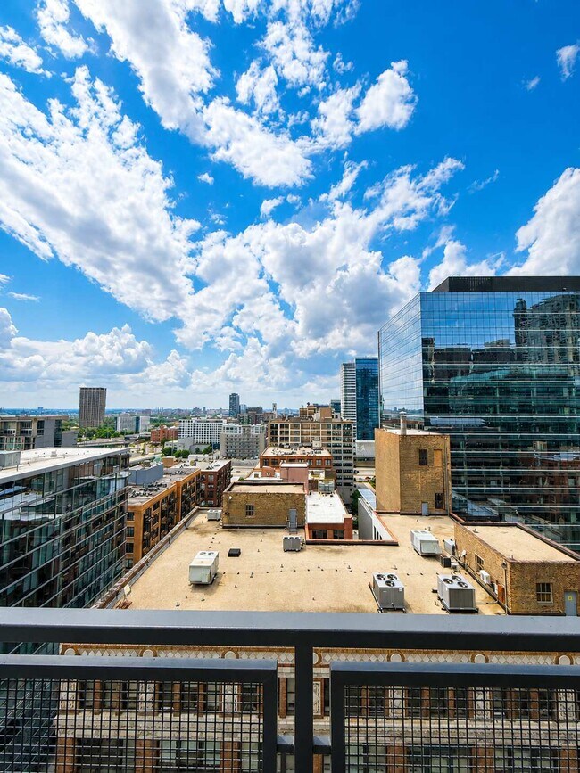 Foto del edificio - 565 W Quincy St