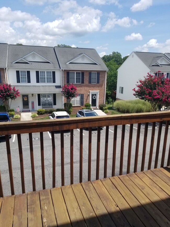 Building Photo - Spacious 3 Bedroom 2.5 Bathroom Townhouse ...