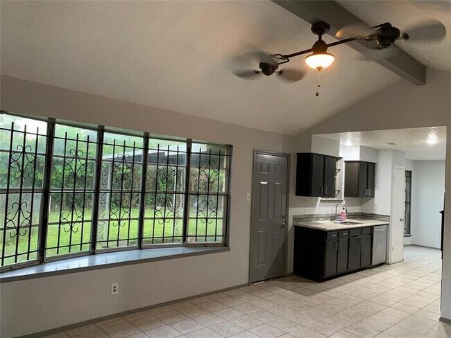 Building Photo - Well Maintain 4 BEDROOMS for $1550/mo.!