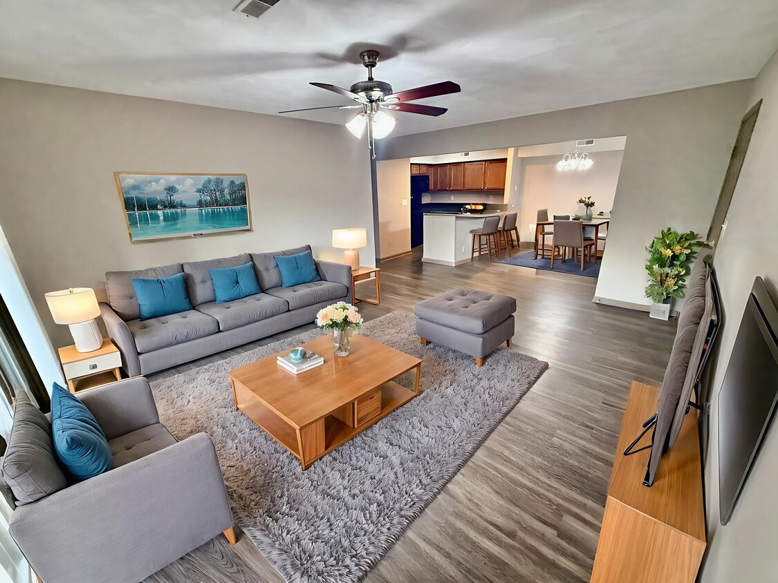 Photo - Esic Pointe - 1070 University Dr