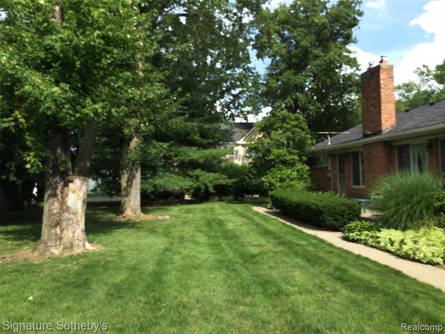 Building Photo - 525 E 14 Mile Rd