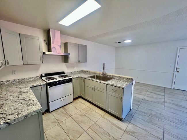 Foto del edificio - AVAILBLE NOW !!  3-bedroom 2 bath Duplex i...