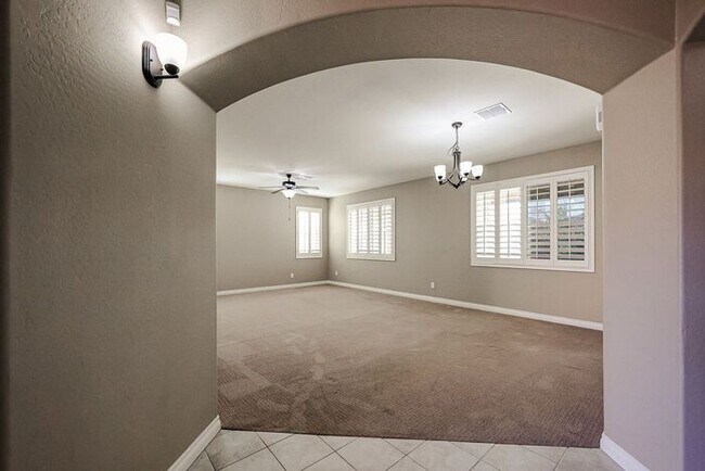 Foto del edificio - COMING SOON! Great Location!Stunning 6-bedroom Plus 7, 4.5-bathroom home located in Chandler