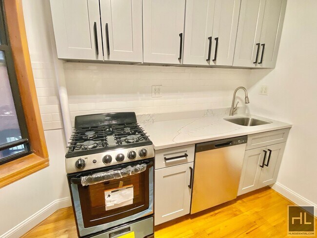 Building Photo - NO FEE Freshly Updated 1 Bed | East 11th S...