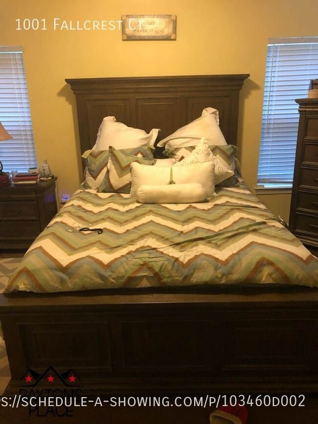 Building Photo - Spacious 2 Bedroom Condo with Parking in G...
