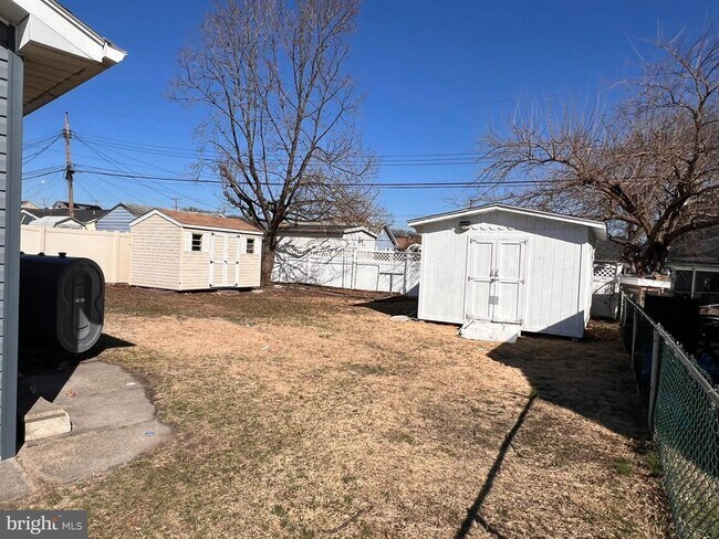 Building Photo - 1325 Fuselage Ave