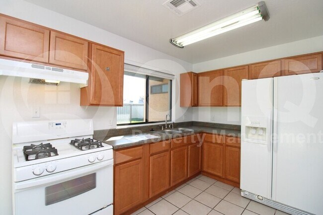 Building Photo - 1735 W Bluefield Ave