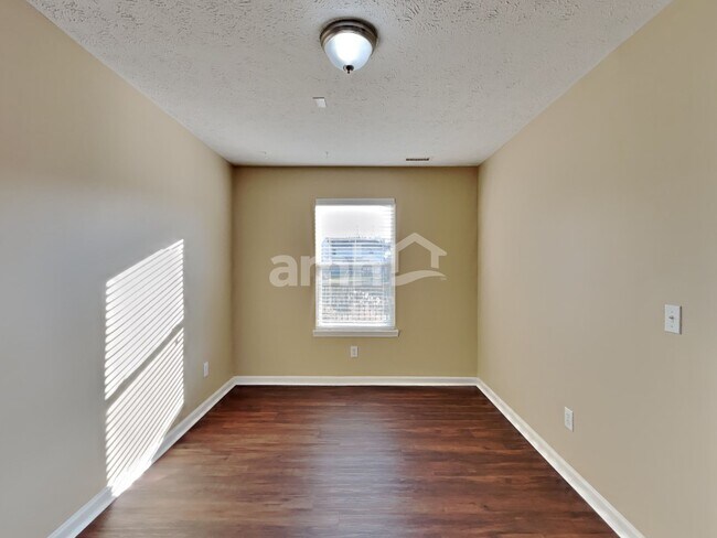 Foto del edificio - 5825 Columbia Cir