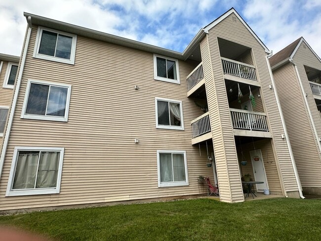 Building Photo - 479 Silvia St