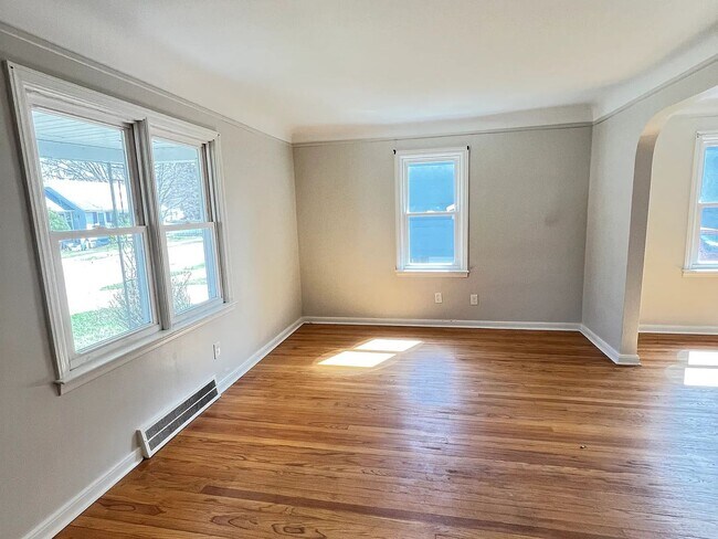 Building Photo - Walking Distance from Downtown!!!