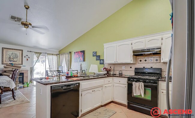 Building Photo - Spacious 5BD/2BA Home in Bakersfield's 93312 — Pool, Solar & Small Pets Welcome!