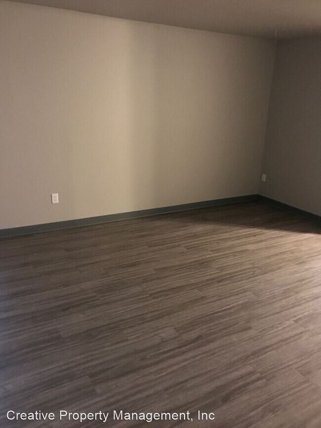 Building Photo - 1816 Main St S