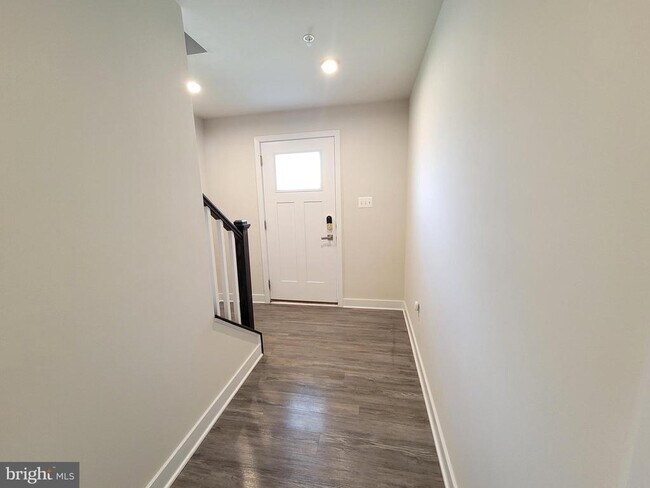 Building Photo - 8667 Shady Pines Dr