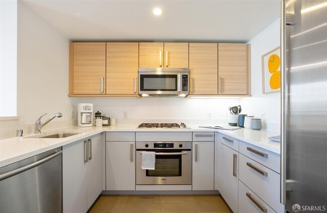 Building Photo - 555 4th St