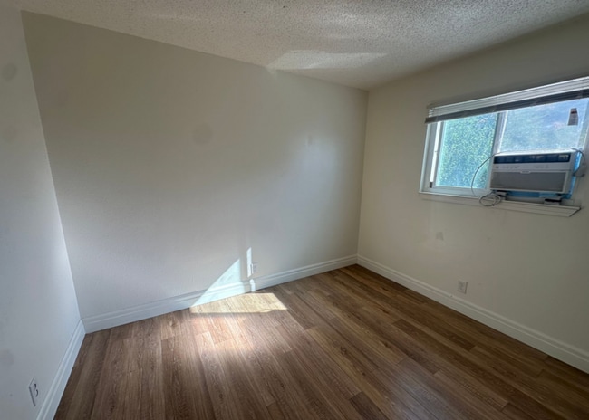 Building Photo - Newly renovated 2 bedroom blocks to river