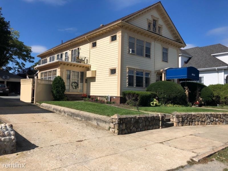 Primary Photo - 2085 Acushnet Ave