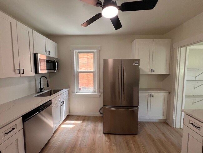 Foto del edificio - Pittsburgh - 4 Bedroom 2 Bathroom - Recent...