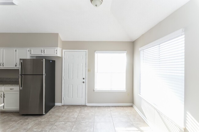Building Photo - 2501 Country Trail Dr