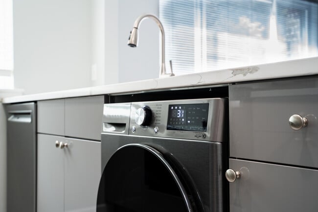 Lavadora/secadora europea en la cocina - New Country Club Estates