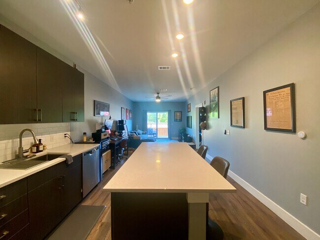 Foto del edificio - Beautiful Condo - North Burnet Road!