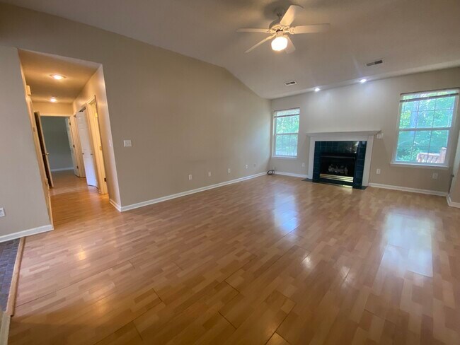 Foto del edificio - 807 Norwalk Dr
