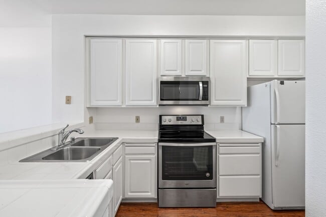 Building Photo - Pet Friendly, Luxurious Condo w/Bay Views....