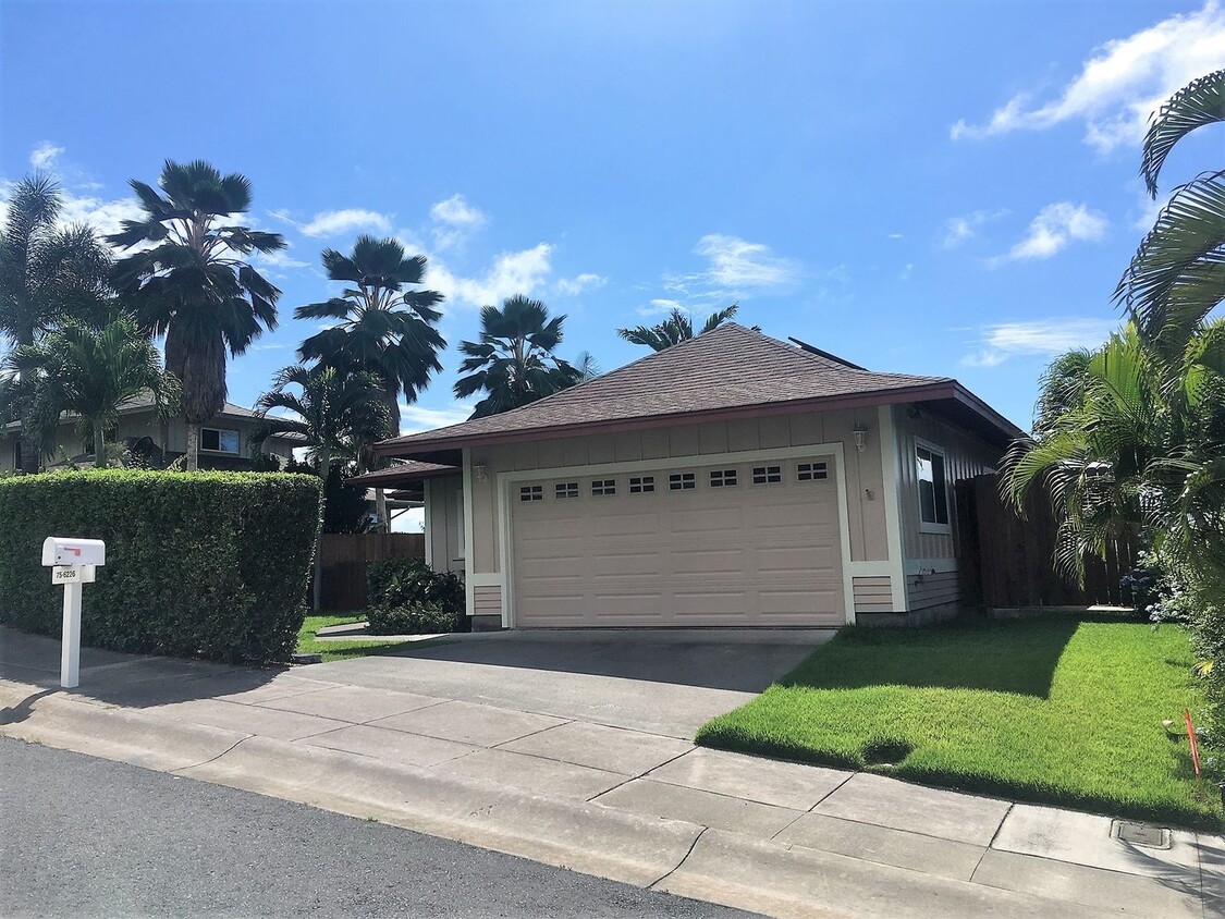 Foto principal - Available now: A 3 bedroom, 2 bath home features open concept floor plan for entertaining and a 2...