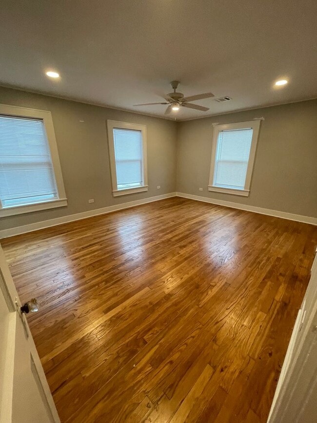 Building Photo - Gorgeous 2 Story Apartment