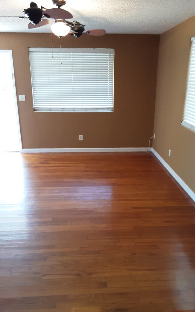 Building Photo - 5135 Poppy Dr