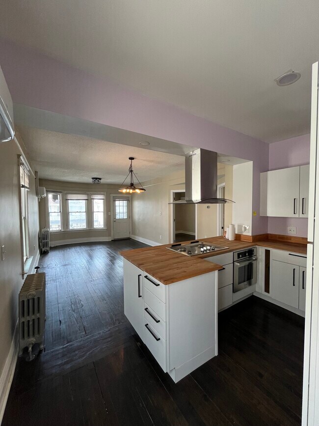 Building Photo - 2685 Botsford St