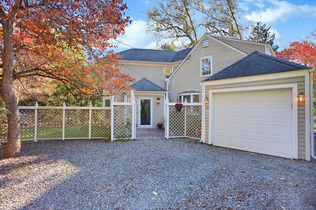 Building Photo - 44 Hendrie Ave