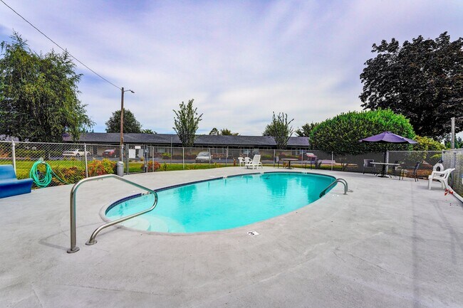 Foto del edificio - Spacious single-level, garden style 2 bedr...