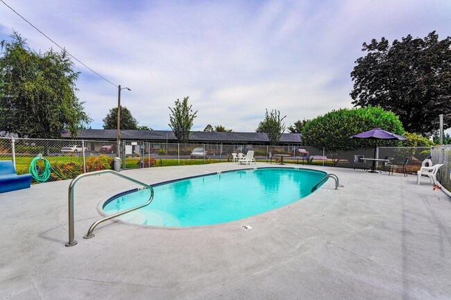 Building Photo - Spacious single-level, garden style 2 bedr...