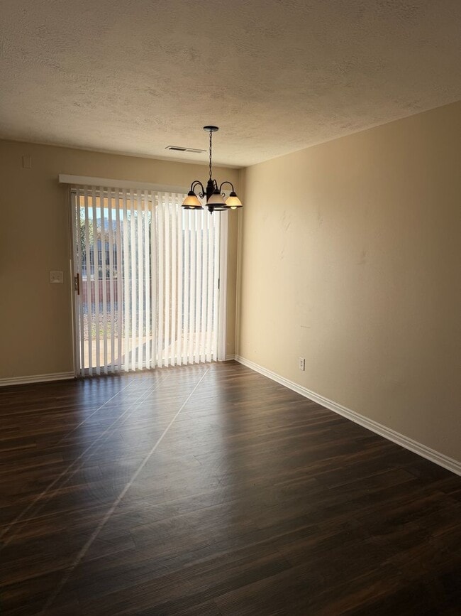 Foto del edificio - Charming 2 bedroom, 1 bath townhome ideally located in downtown Ivins!