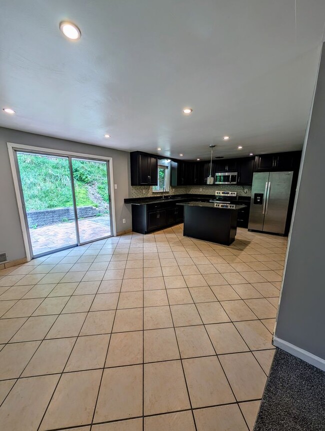 Building Photo - MODERN 4 BEDROOM HOME IN SOUTH PARK!
