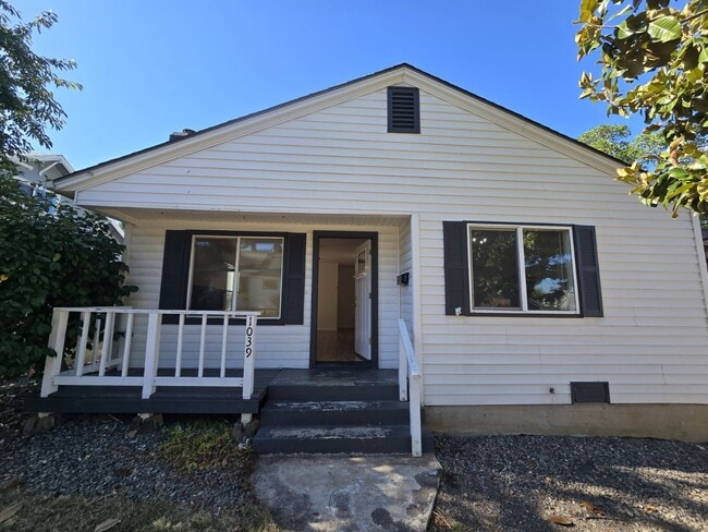 Building Photo - 1039 SE Roberts Ave
