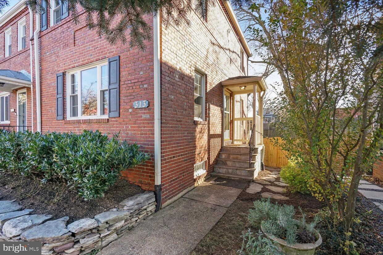 Primary Photo - 313 E Mason Ave