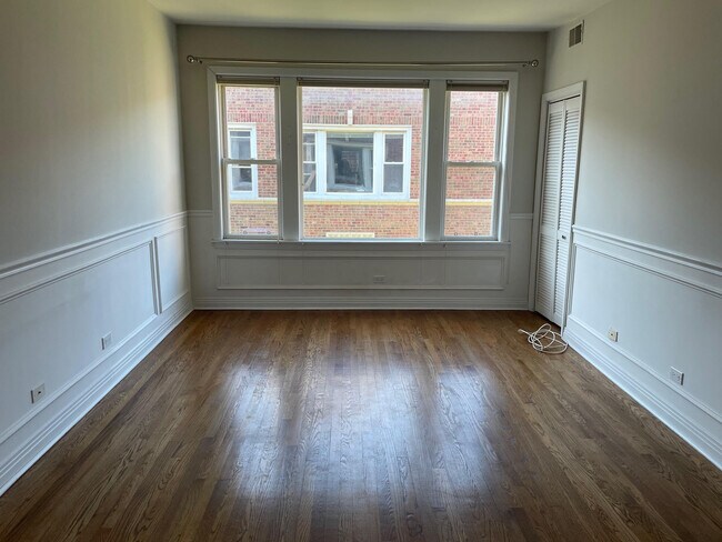 Building Photo - 5111 N Kenmore Ave