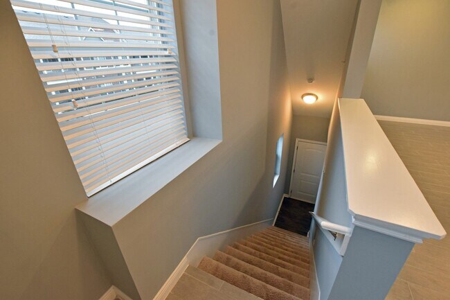 Building Photo - 3-Bedroom, 2-Baths, 1350 SF condo-style apartment, Upper Unit in Shelby Township.