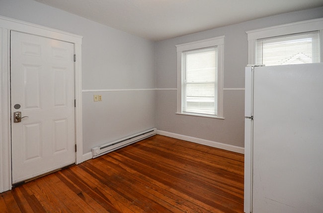 Building Photo - Super Clean 3RD Fl 2BR (ZRG)