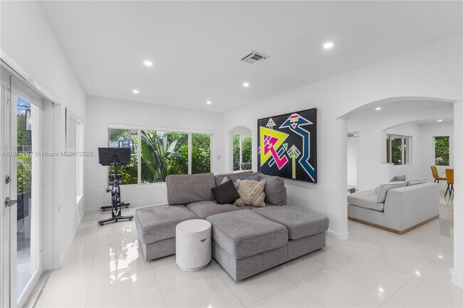 Foto del edificio - 741 NE 87th St