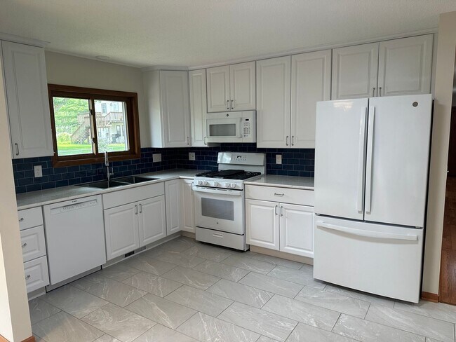 Foto del edificio - Beautifully Remodeled 4 Bedroom