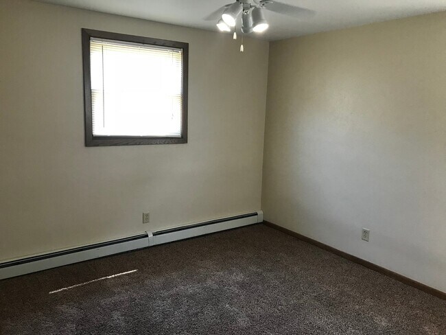 Foto del edificio - Forestview 2 Bedroom Lower Unit