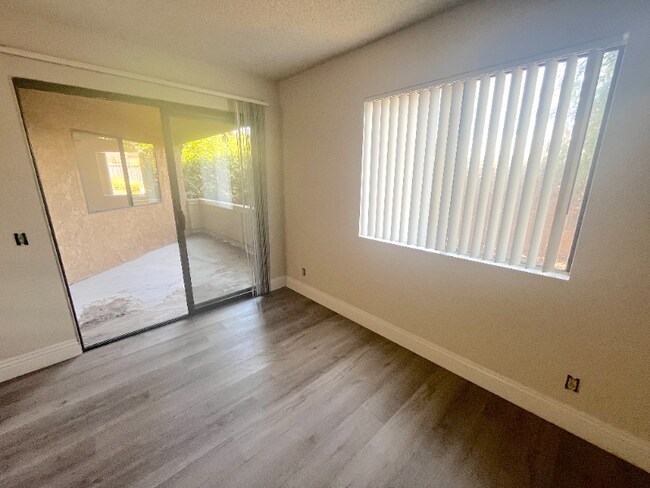 Foto del edificio - 390 N San Antonio Ave