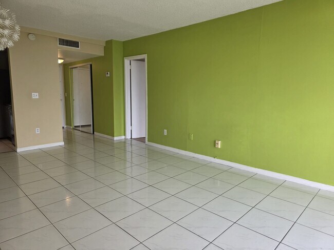 Foto del edificio - 2350 NE 135th St