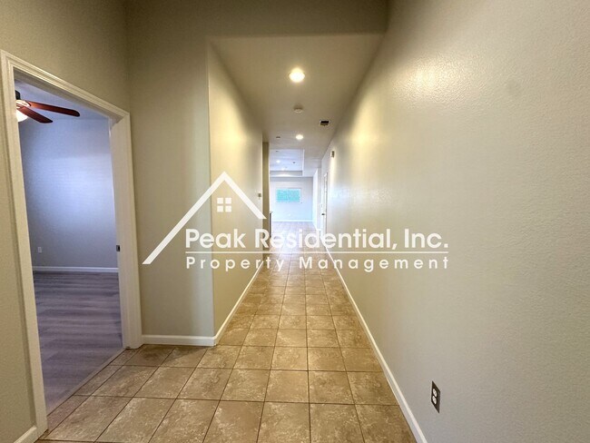 Foto del edificio - Wonderful 4bd/2ba Home with 2 Car Garage!