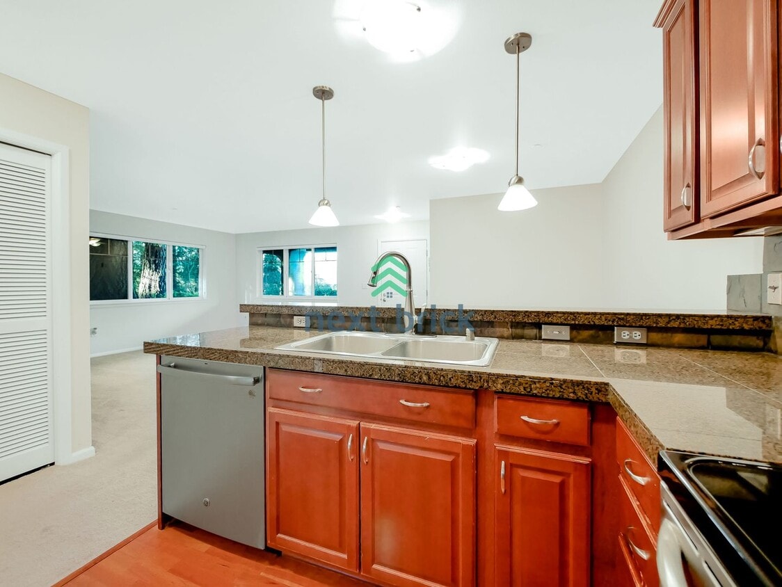 Primary Photo - Charming 2 Bedroom 2 Bathroom Near Totem L...